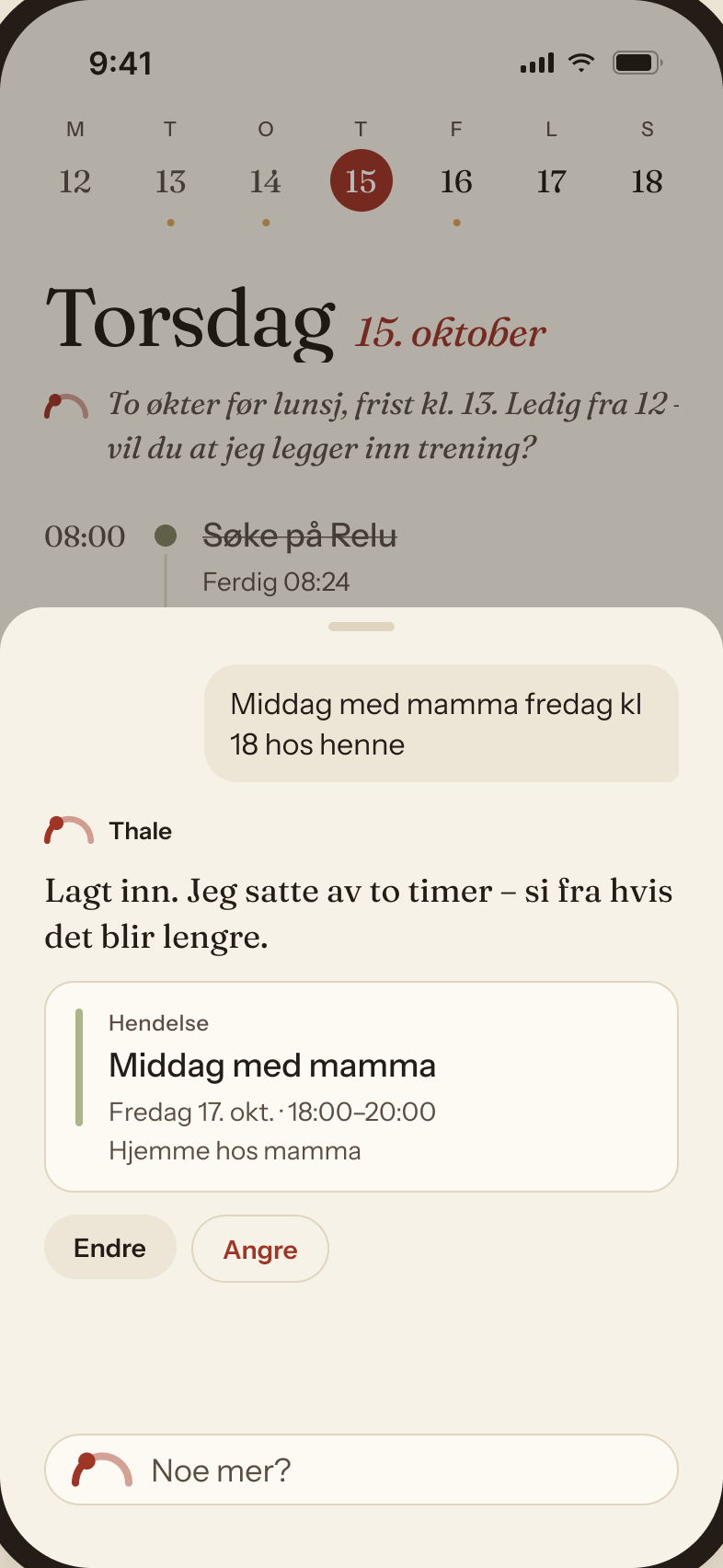 Du skriver «Middag med mamma fredag kl 18 hos henne». Thale svarer «Lagt inn. Jeg satte av to timer – si fra hvis det blir lengre.» og viser avtalen med knappene Endre og Angre.